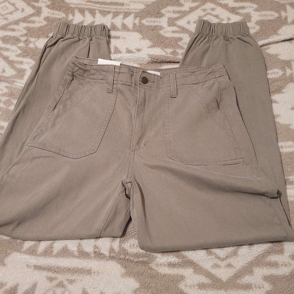 Sneak Peek Women's Tan Cargo Pants.  Size 9 / W 29